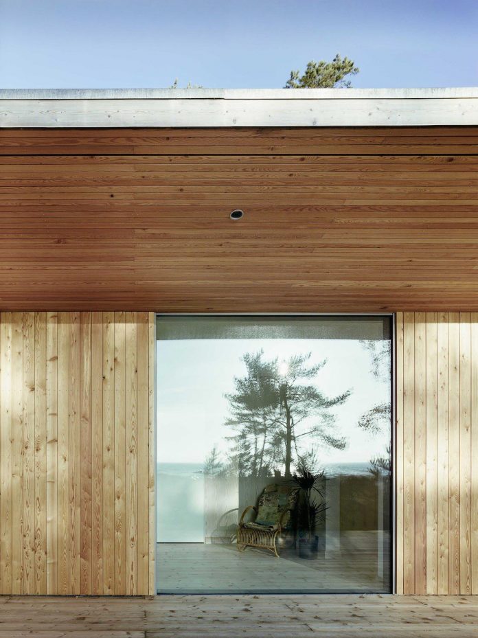wood-glass-frame-summer-house-surrounded-woods-swedens-southern-coast-01