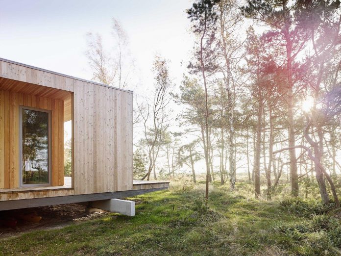 wood-glass-frame-summer-house-surrounded-woods-swedens-southern-coast-02