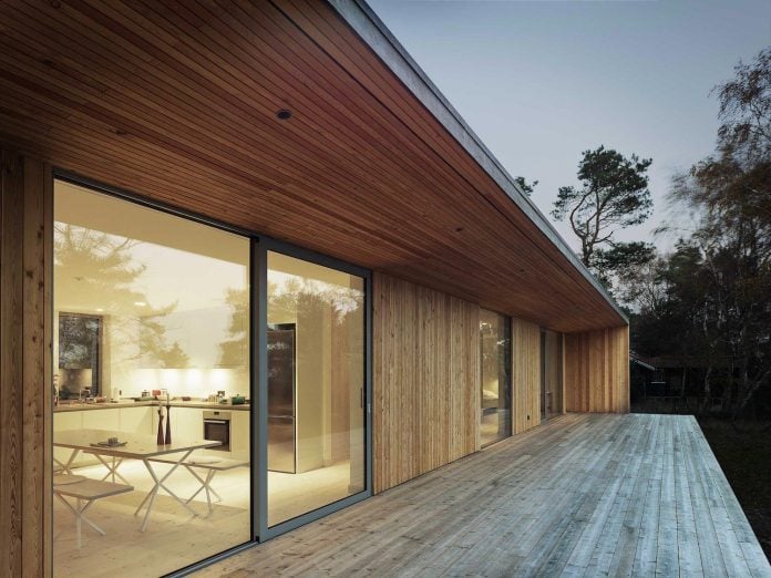 wood-glass-frame-summer-house-surrounded-woods-swedens-southern-coast-10