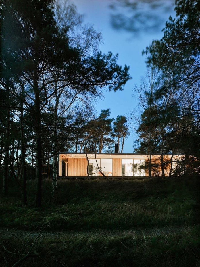 wood-glass-frame-summer-house-surrounded-woods-swedens-southern-coast-11