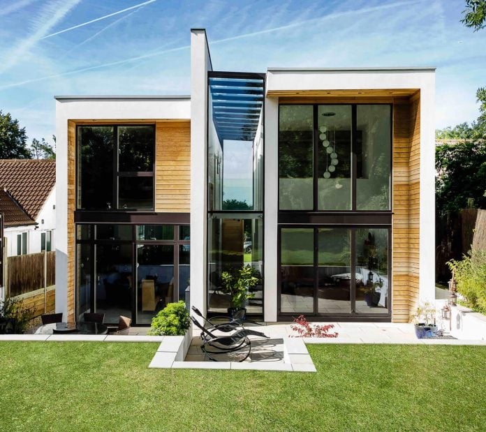 2-storey-family-home-glazed-atrium-brings-light-deep-house-02