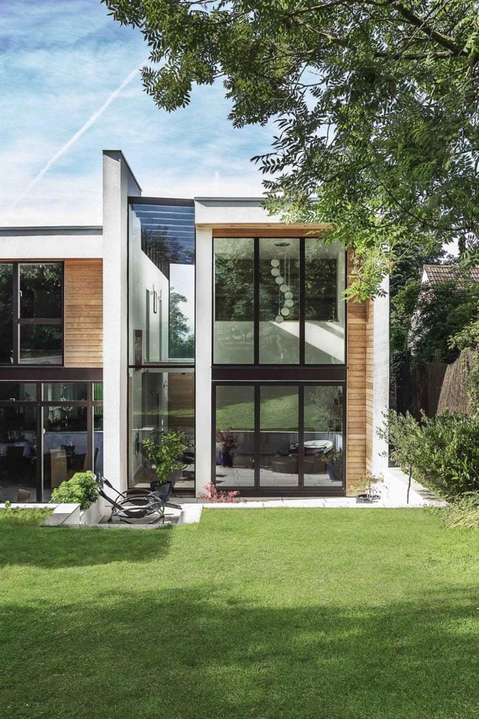 2-storey-family-home-glazed-atrium-brings-light-deep-house-03