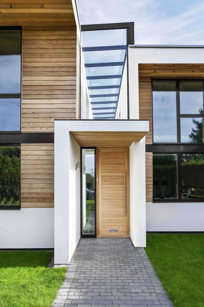 2-storey-family-home-glazed-atrium-brings-light-deep-house-06