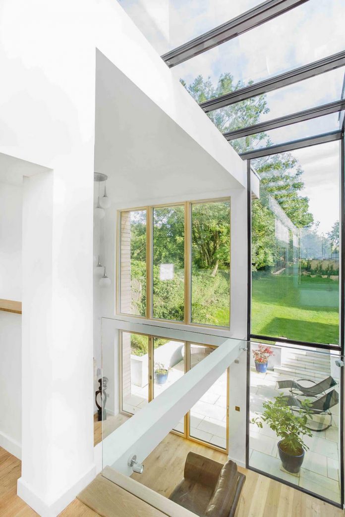2-storey-family-home-glazed-atrium-brings-light-deep-house-08