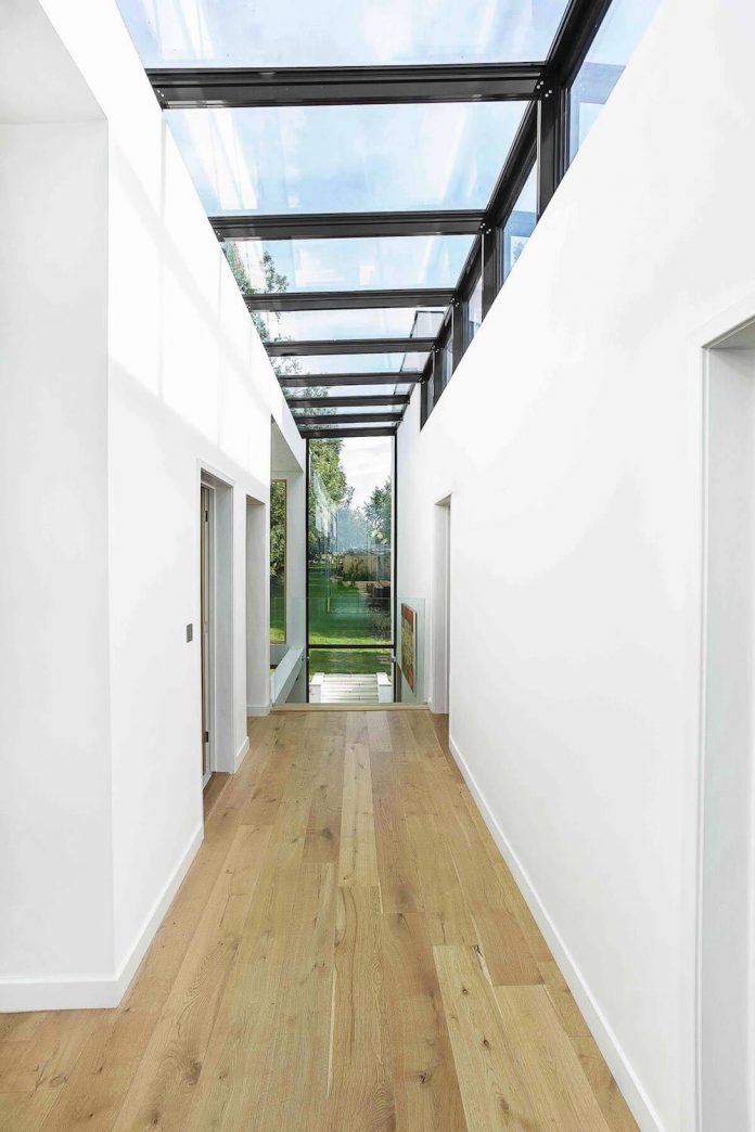 2-storey-family-home-glazed-atrium-brings-light-deep-house-09
