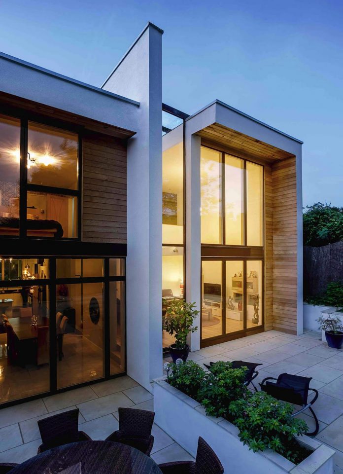 2-storey-family-home-glazed-atrium-brings-light-deep-house-12