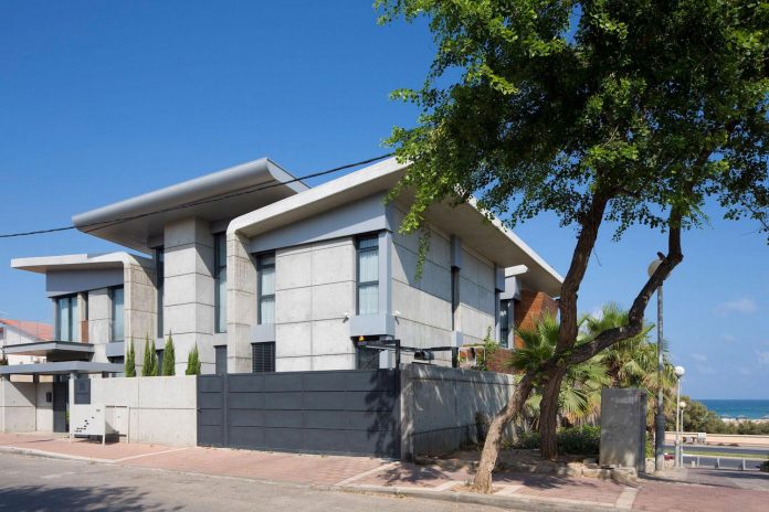 contemporary-house-overlooks-mediterranean-sea-situated-steps-away-beach-02