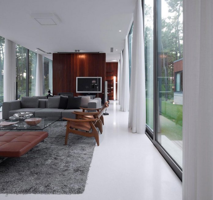 contemporary-residence-located-hexagonal-plot-dense-pine-forest-05