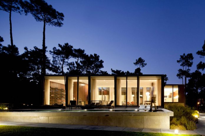 contemporary-residence-located-hexagonal-plot-dense-pine-forest-16