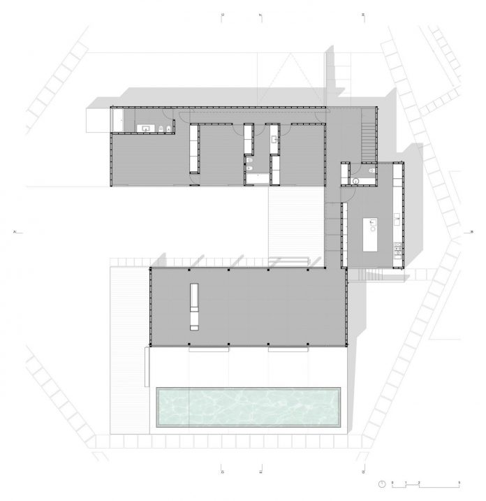 contemporary-residence-located-hexagonal-plot-dense-pine-forest-19