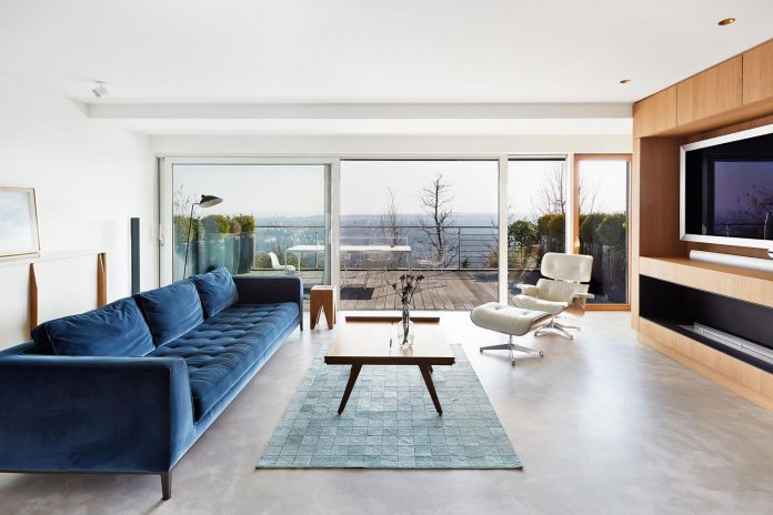 contemporary-triplex-apartment-prague-designed-bright-colours-03