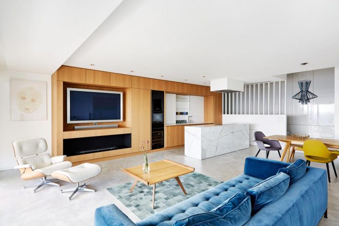 contemporary-triplex-apartment-prague-designed-bright-colours-05
