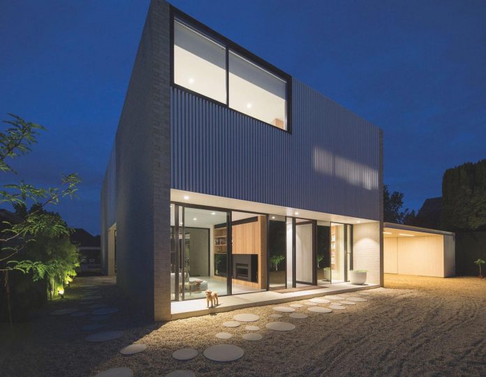 hiding-house-contemporary-compact-house-features-reduce-energy-use-10