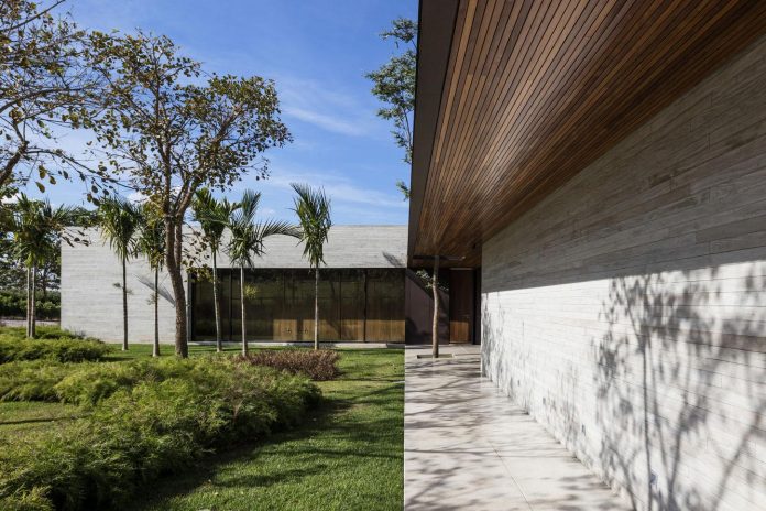 lightweight-structure-large-openings-glazed-surfaces-define-country-house-porto-feliz-sao-paulo-05