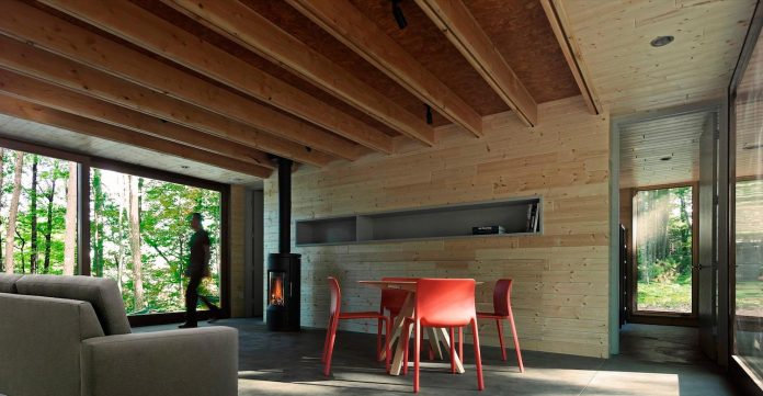 linear-cabin-small-unassuming-family-retreat-woods-04