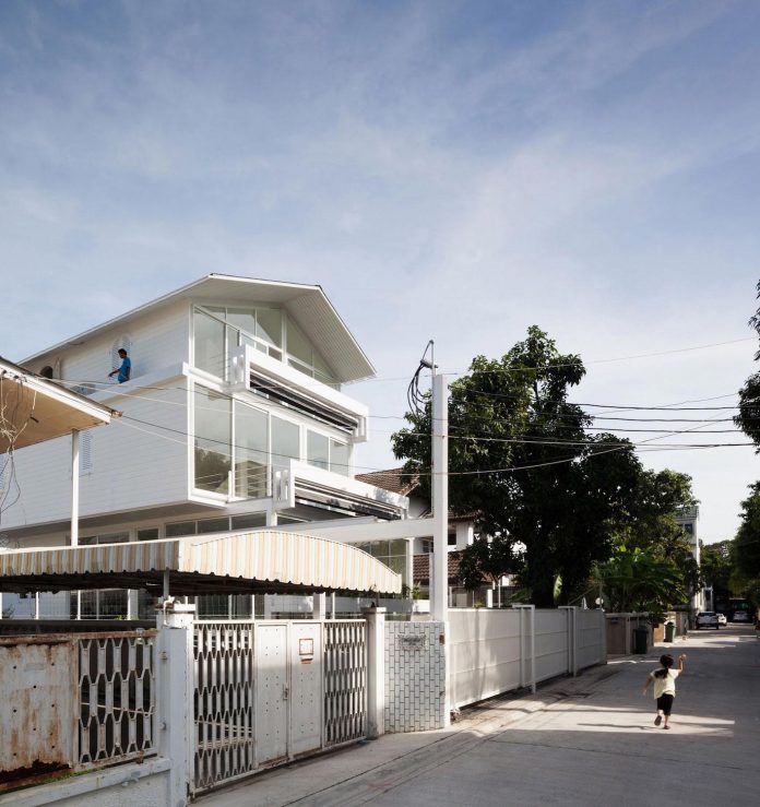 o-art-im-house-overlapping-floor-one-one-giving-sense-widen-space-setback-rule-02