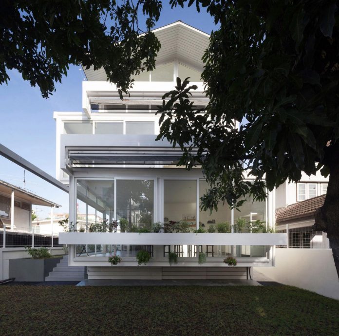 o-art-im-house-overlapping-floor-one-one-giving-sense-widen-space-setback-rule-05