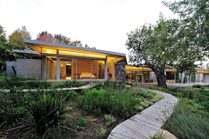 open-plan-house-defined-simplicity-lifestyle-ease-use-beautiful-wooded-riverside-site-constantia-valley-05