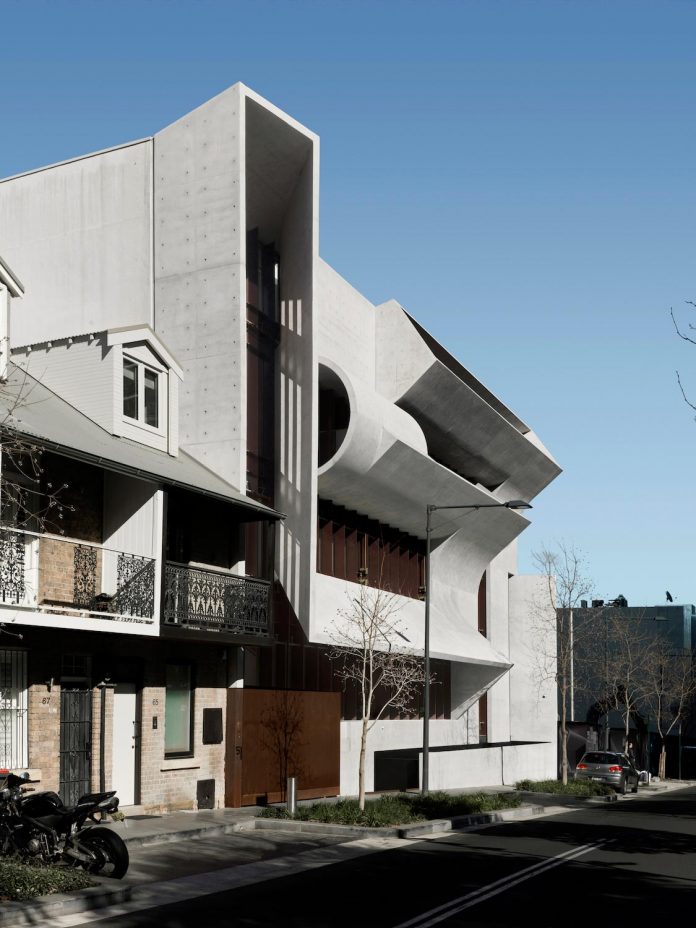 serene-living-spaces-monumental-halls-behind-facade-sculpted-concrete-20
