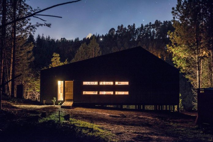 simple-pine-wooden-shed-includes-spacious-living-room-awesome-forrest-views-15