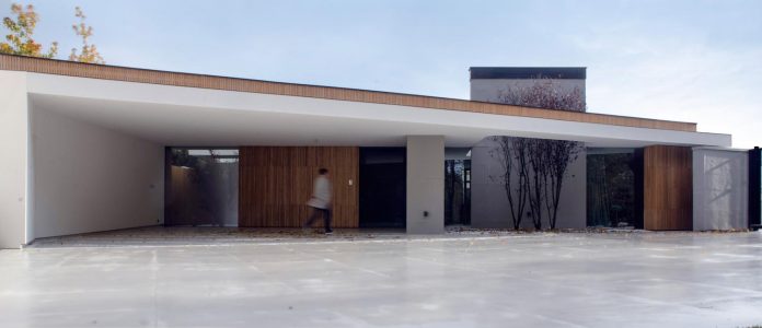 single-storey-pavilion-glass-concrete-wood-located-suburbs-chisinau-01