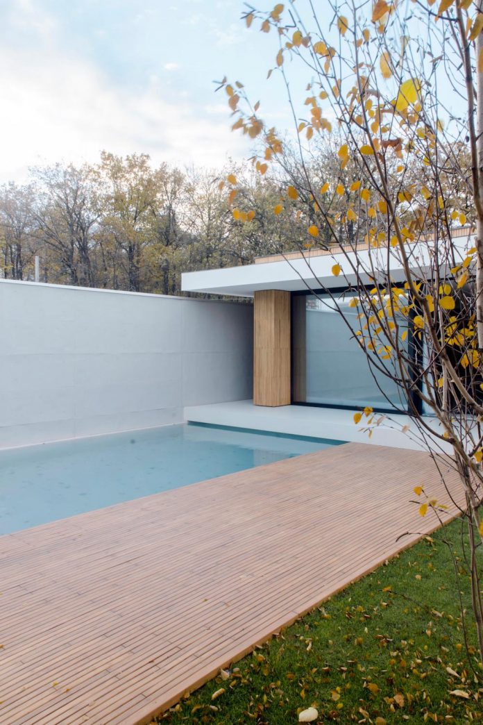 single-storey-pavilion-glass-concrete-wood-located-suburbs-chisinau-04