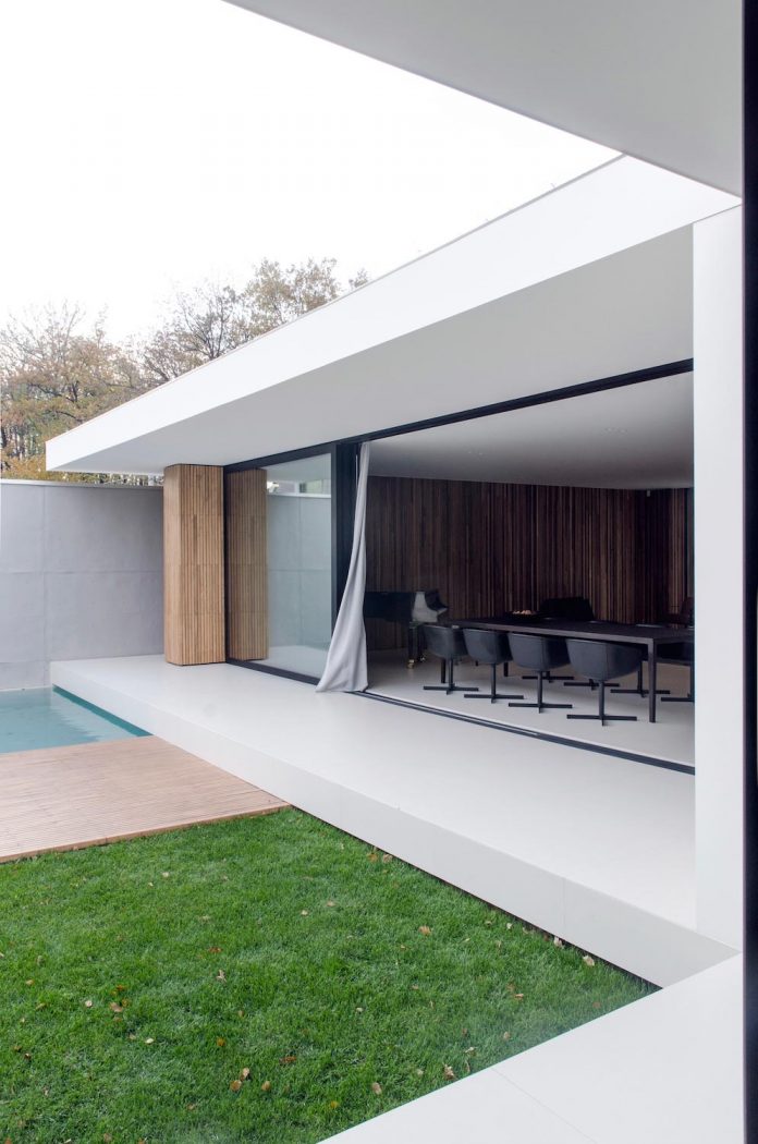 single-storey-pavilion-glass-concrete-wood-located-suburbs-chisinau-05