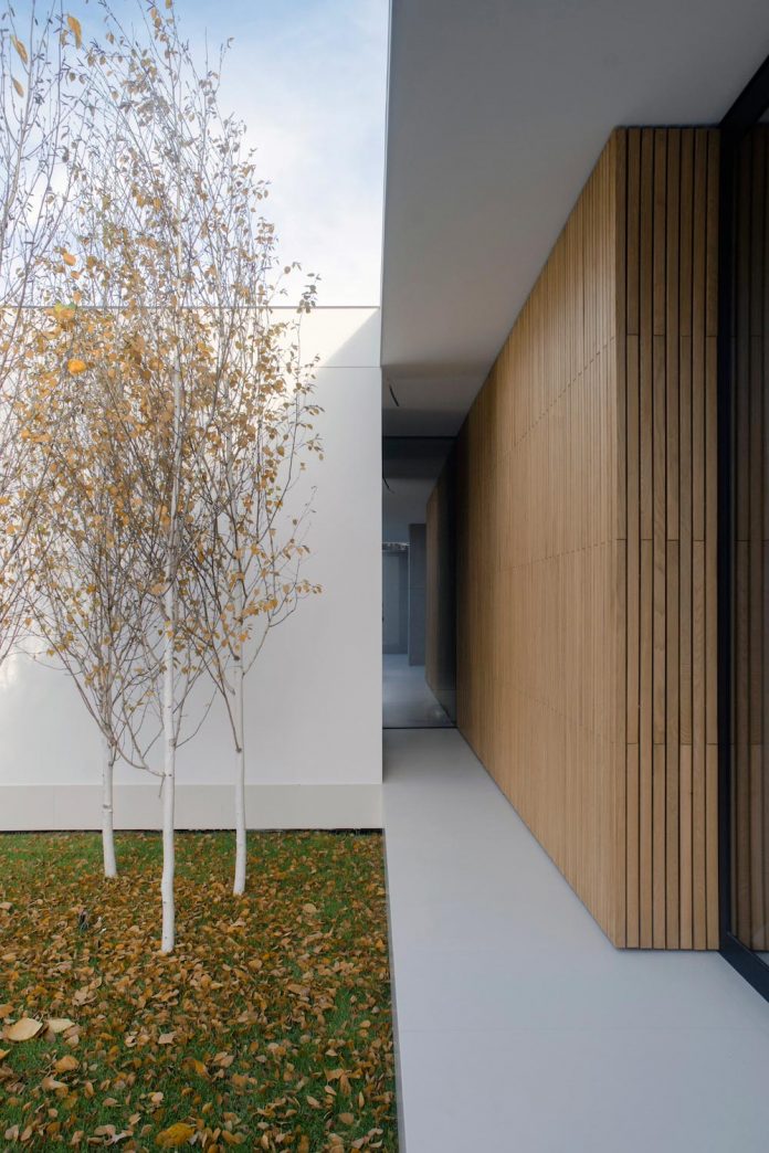 single-storey-pavilion-glass-concrete-wood-located-suburbs-chisinau-06