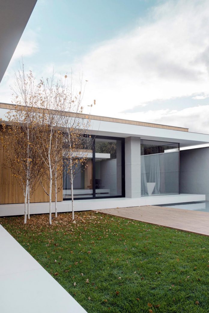 single-storey-pavilion-glass-concrete-wood-located-suburbs-chisinau-18