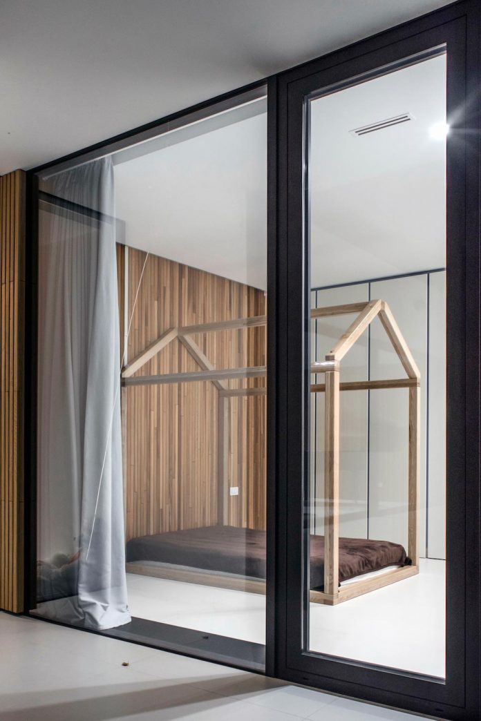single-storey-pavilion-glass-concrete-wood-located-suburbs-chisinau-31