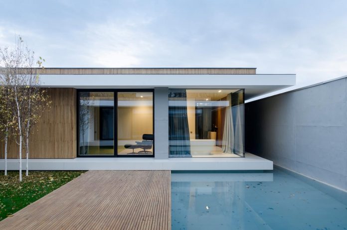 single-storey-pavilion-glass-concrete-wood-located-suburbs-chisinau-37