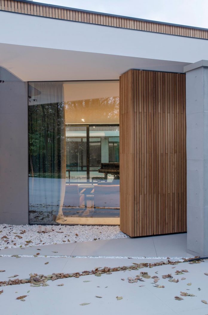 single-storey-pavilion-glass-concrete-wood-located-suburbs-chisinau-42