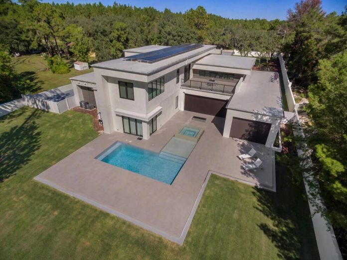 solar-chic-clean-modern-designed-residence-florida-03