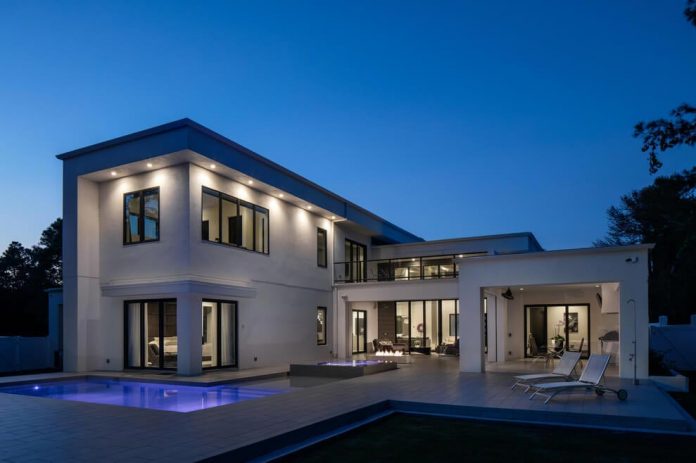 solar-chic-clean-modern-designed-residence-florida-05