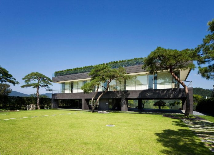 spacious-modern-residence-gyeonggi-south-korea-great-views-lake-04