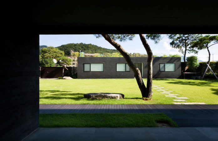 spacious-modern-residence-gyeonggi-south-korea-great-views-lake-13