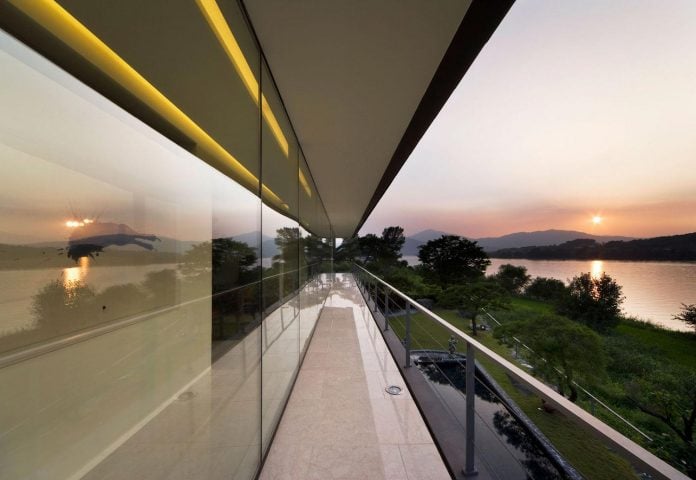 spacious-modern-residence-gyeonggi-south-korea-great-views-lake-25