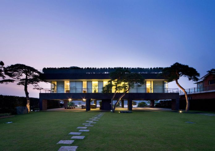 spacious-modern-residence-gyeonggi-south-korea-great-views-lake-26