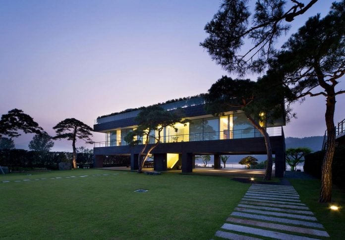 spacious-modern-residence-gyeonggi-south-korea-great-views-lake-27