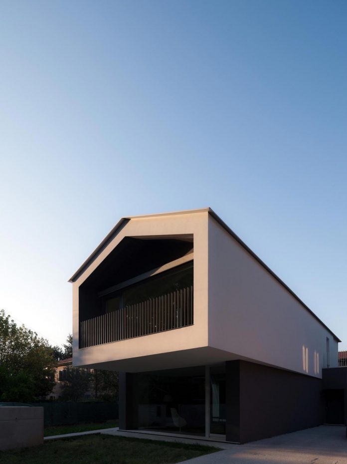 t-shaped-contemporary-house-outskirts-treviso-39