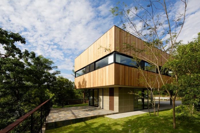 rectangular-house-opens-wide-towards-lake-surface-surrounded-rich-greenery-01