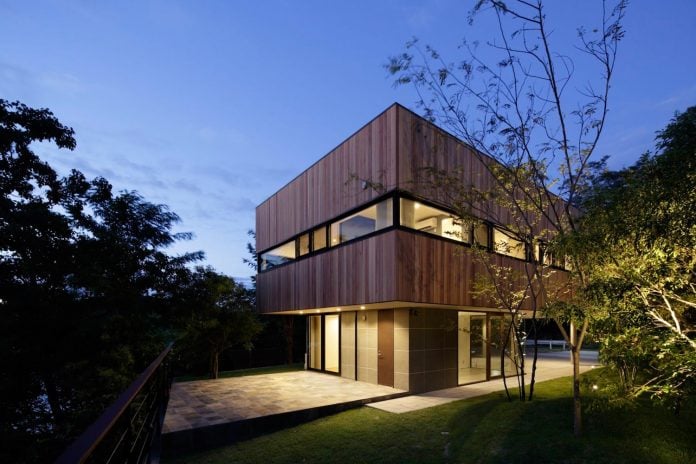 rectangular-house-opens-wide-towards-lake-surface-surrounded-rich-greenery-07