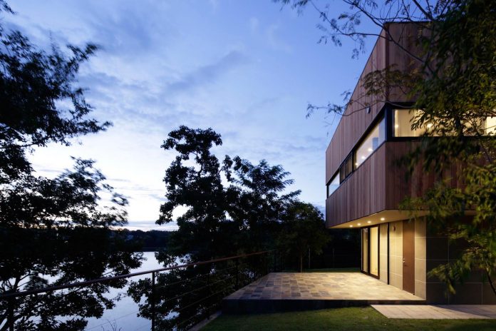 rectangular-house-opens-wide-towards-lake-surface-surrounded-rich-greenery-08