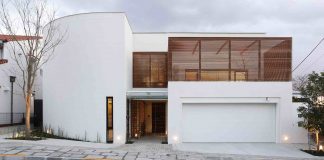 House on the Bluff by Edward Suzuki Associates