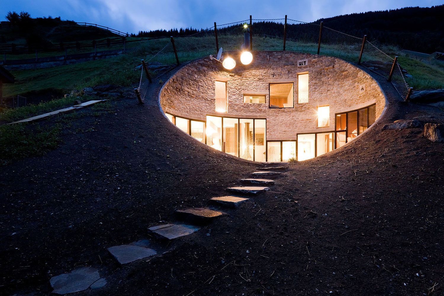 Странный дом построенный. Вилла Villa Vals в Швейцарии. Вилла Vals в горах Швейцарии. Домик-землянка в швейцарских Альпах.