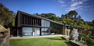 Waikopua House by Daniel Marshall Architects
