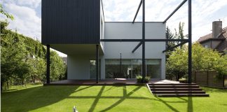 Black Cube House by KameleonLab