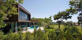 Water Patio House by Drozdov & Partners