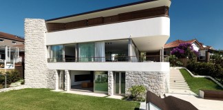 Balcony Over Bronte by Luigi Rosselli Architects