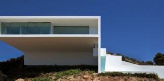 ALT | House on the Cliff by Fran Silvestre Arquitectos